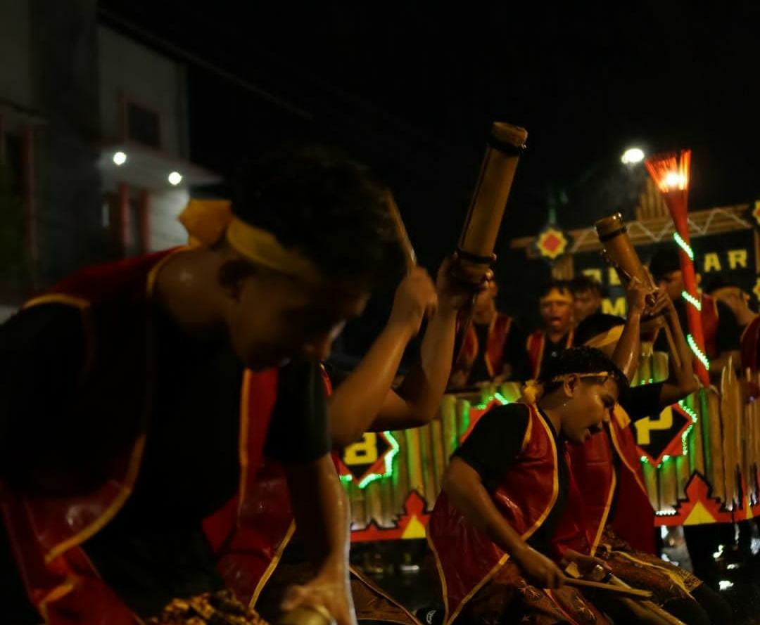 Tampak Ribuan Warga Antusias Menonton 23 Peserta Festival Tongtek Pemuda Jepara